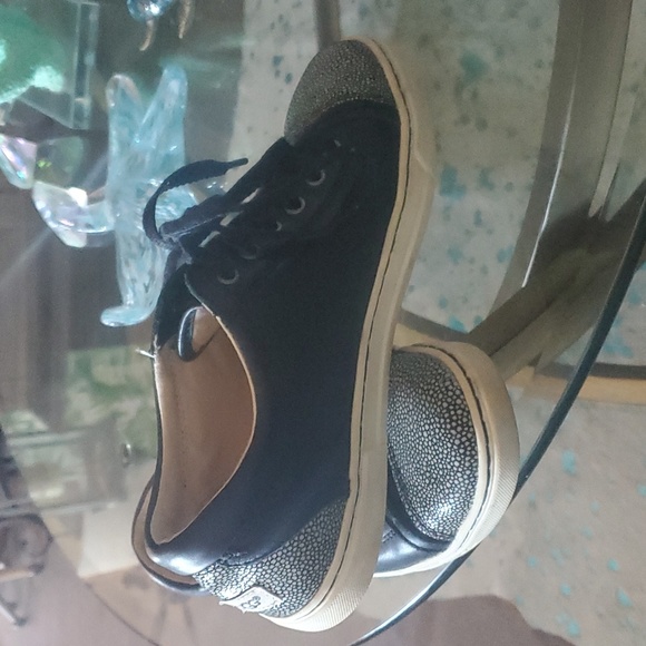 Ugg 8 - Picture 3 of 6